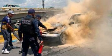 Se incendia camioneta en el Distribuidor Juárez