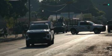 Dejan dos cuerpos emplayados afuera de la Presidencia Municipal de Tamuín