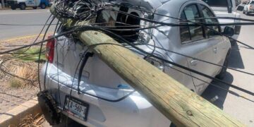 Camión tipo revolvedora derriba cuatro postes y daña vehículos en Sierra Leona
