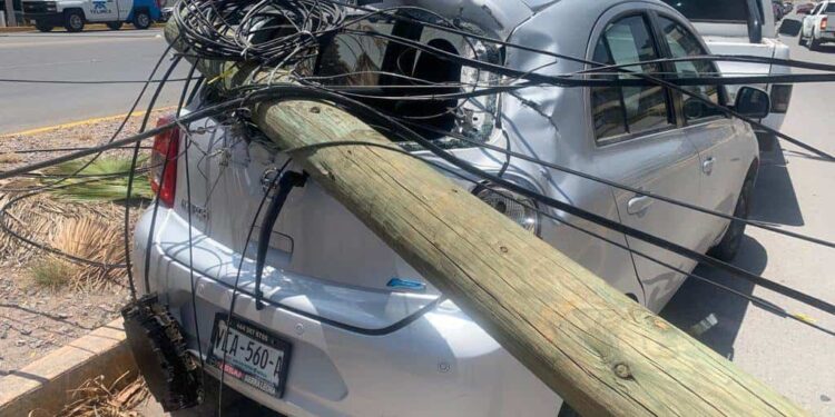 Camión tipo revolvedora derriba cuatro postes y daña vehículos en Sierra Leona