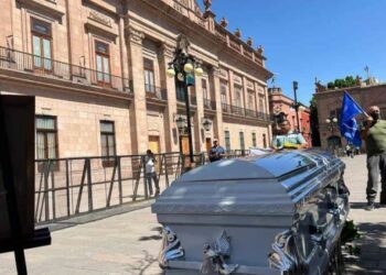 Niega Gallardo que mujer velada frente a Palacio de Gobierno fuera empleada estatal