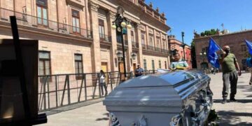 Niega Gallardo que mujer velada frente a Palacio de Gobierno fuera empleada estatal