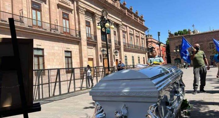 Niega Gallardo que mujer velada frente a Palacio de Gobierno fuera empleada estatal