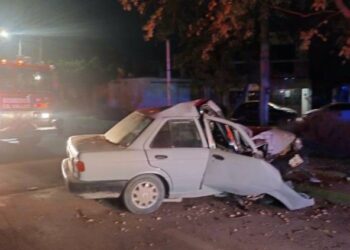 Hombre queda prensado en su vehículo al chocar contra un árbol en Valles