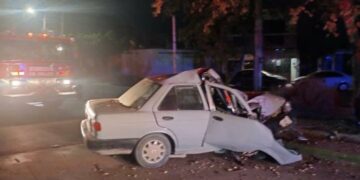 Hombre queda prensado en su vehículo al chocar contra un árbol en Valles