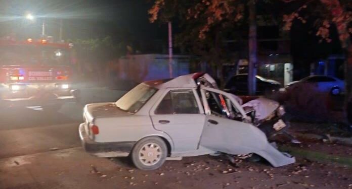 Hombre queda prensado en su vehículo al chocar contra un árbol en Valles