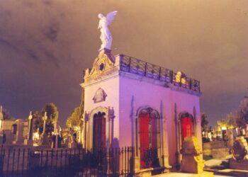 Asesino en Aguascalientes se toma fotografía frente a la tumba de su víctima
