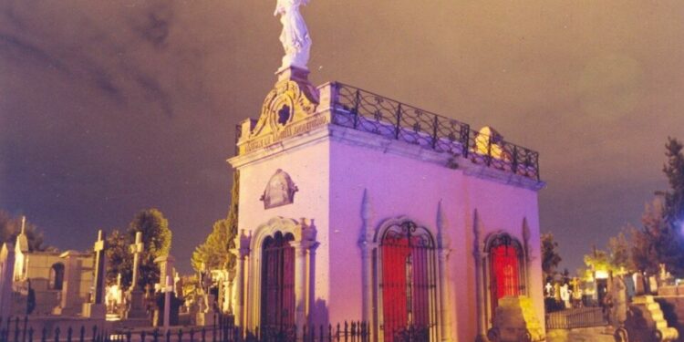 Asesino en Aguascalientes se toma fotografía frente a la tumba de su víctima