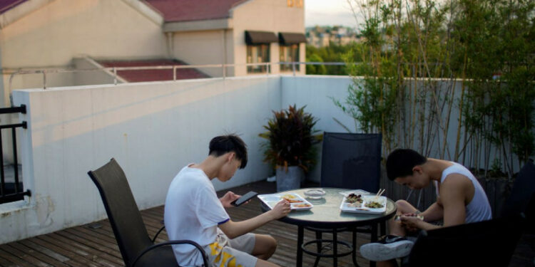 China quiere limitar el uso del celular en los niños; sólo podrían usarlo dos horas al día