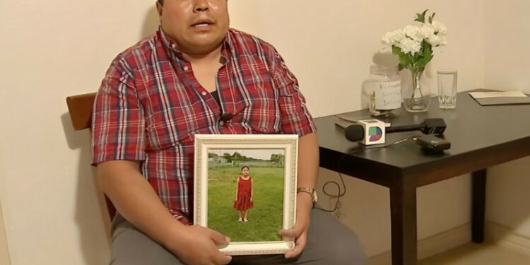 Papá halla muerta a su hija bajo su cama; ella le advirtió de un extraño afuera de su casa