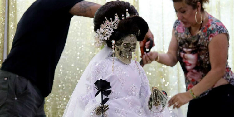 FOTOS: La Santa Muerte ‘triunfa’ entre latinos de EU