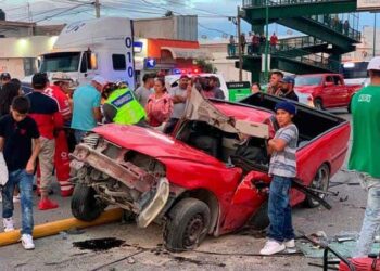 Aparatoso accidente en la Carretera Rioverde dejó una camioneta destrozada