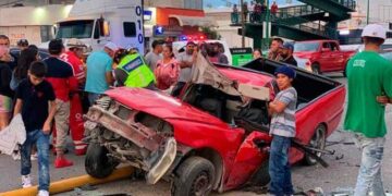 Aparatoso accidente en la Carretera Rioverde dejó una camioneta destrozada