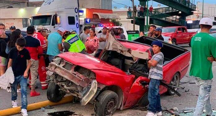 Aparatoso accidente en la Carretera Rioverde dejó una camioneta destrozada