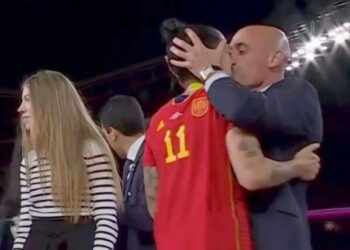 VIDEO: Indignación por beso no consentido del presidente de federación española a Jenni Hermoso