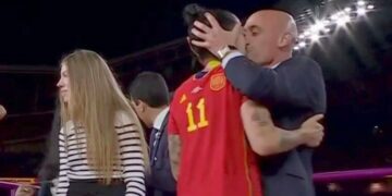 VIDEO: Indignación por beso no consentido del presidente de federación española a Jenni Hermoso