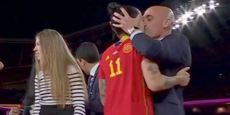 VIDEO: Indignación por beso no consentido del presidente de federación española a Jenni Hermoso