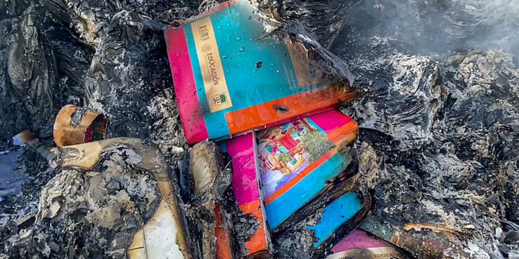 Queman libros de texto de la SEP en Chiapas por “ser del diablo”