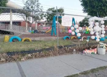 Niña de 5 años muere al atorarse en una resbaladilla del kínder en Querétaro