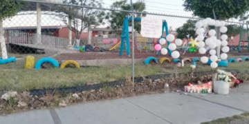 Niña de 5 años muere al atorarse en una resbaladilla del kínder en Querétaro