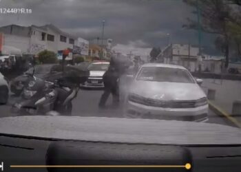 VIDEO: Conductor en evidente estado de ebriedad embiste a madre e hijo