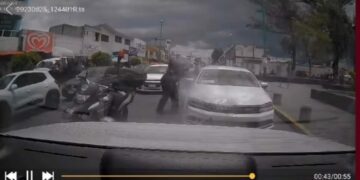 VIDEO: Conductor en evidente estado de ebriedad embiste a madre e hijo
