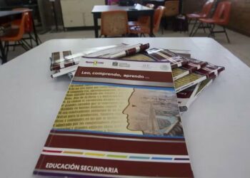 PAN pide a padres de familia tirar o “al menos” arrancar hojas a libros de la SEP por “peligroso contenido ideológico”
