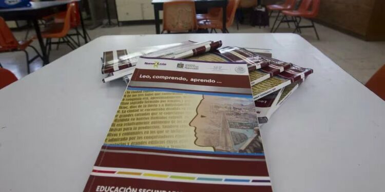 PAN pide a padres de familia tirar o “al menos” arrancar hojas a libros de la SEP por “peligroso contenido ideológico”
