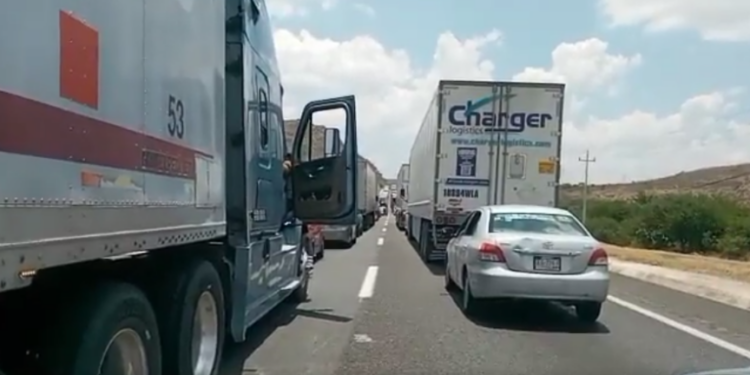 Accidente en la 57, provoca largas filas en el tramo SLP-Querétaro