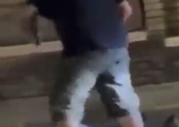 VIDEO: Aficionados de Monterrey golpean brutalmente a paramédico y saquean una ambulancia