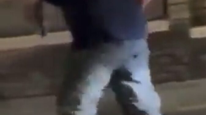 VIDEO: Aficionados de Monterrey golpean brutalmente a paramédico y saquean una ambulancia
