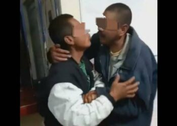 VIDEO: Por maltrato animal y video de beso a indigente, investigan a policías municipales de Charcas
