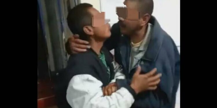 VIDEO: Por maltrato animal y video de beso a indigente, investigan a policías municipales de Charcas