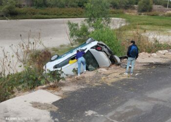 VIDEO: Vuelca taxista en el bulevar Rocha Cordero