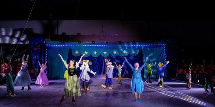 Estreno del show de patinaje en hielo de la Fenapo cautiva al público