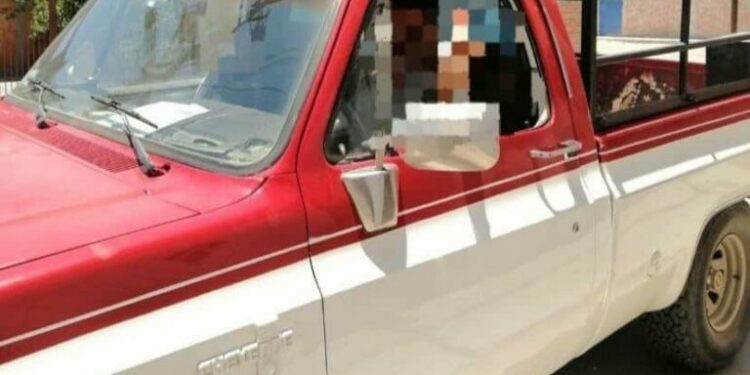 Piden apoyo a la ciudadanía para localizar una camioneta que fue robada afuera de la Clínica 50