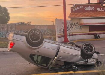 Se volcó un auto sobre el puente de la Morales Saucito