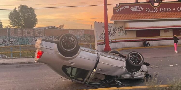 Se volcó un auto sobre el puente de la Morales Saucito