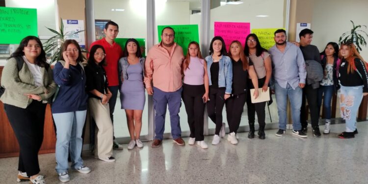 Estudiantes de la Facultad de Derecho tomaron la dirección