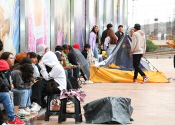 Por concierto de Junior H, jóvenes acamparon en la Fenapo