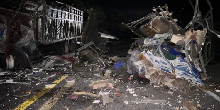 Choca autobús de migrantes venezolanos en Oaxaca; hay 15 muertos y 36 heridos