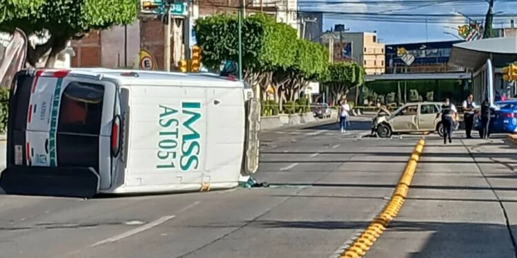 VIDEO: Se vuelca ambulancia y paciente muere tras accidente