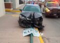 Automóvil choca y derriba poste en Urbano Villalón