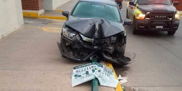 Automóvil choca y derriba poste en Urbano Villalón