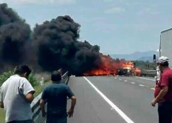 Camioneta vuelca y se incendia en Libramiento Oriente