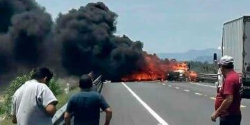 Camioneta vuelca y se incendia en Libramiento Oriente