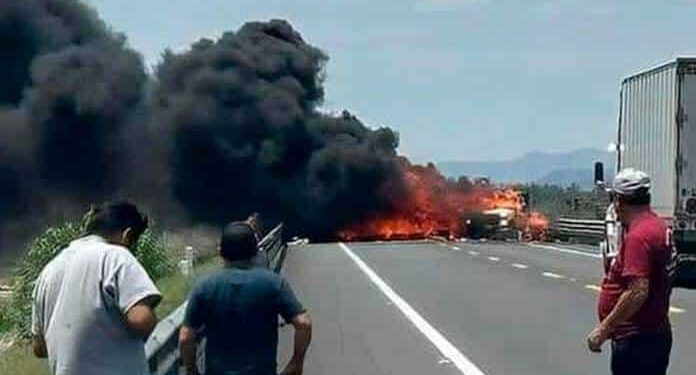 Camioneta vuelca y se incendia en Libramiento Oriente