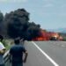 Camioneta vuelca y se incendia en Libramiento Oriente