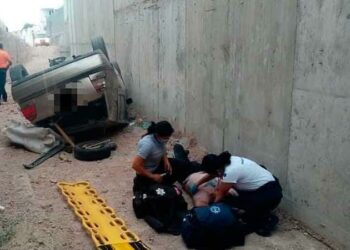 Carro cae a una zanja en puente en construcción