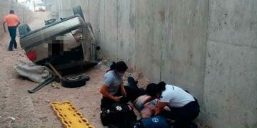 Carro cae a una zanja en puente en construcción